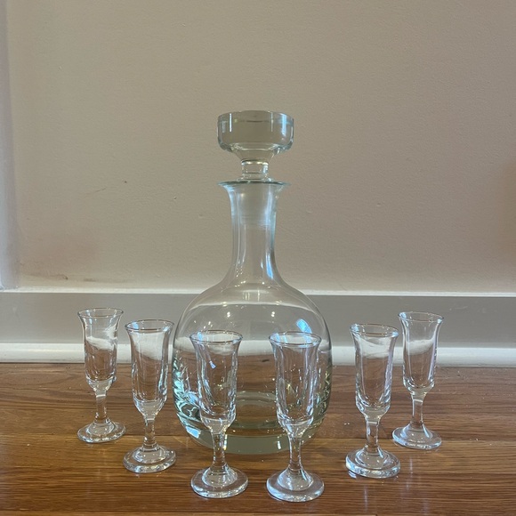 Elegant Glass Decanter with Six Shot Glasses - Picture 2 of 7
